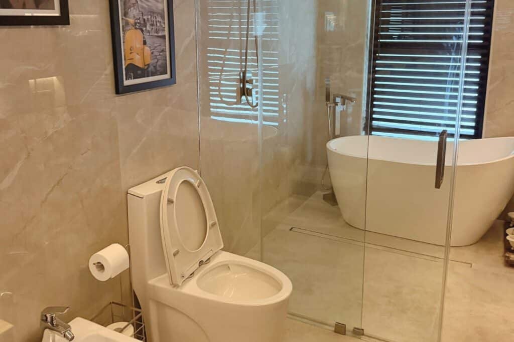 Remodelación Contemporánea de Baños en Calle 8