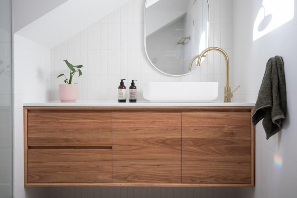 Los mejores materiales para baños en Florida: qué resiste humedad, moho y agua dura 10 Vanity: mejor resistencia a humedad que carpintería vistosa