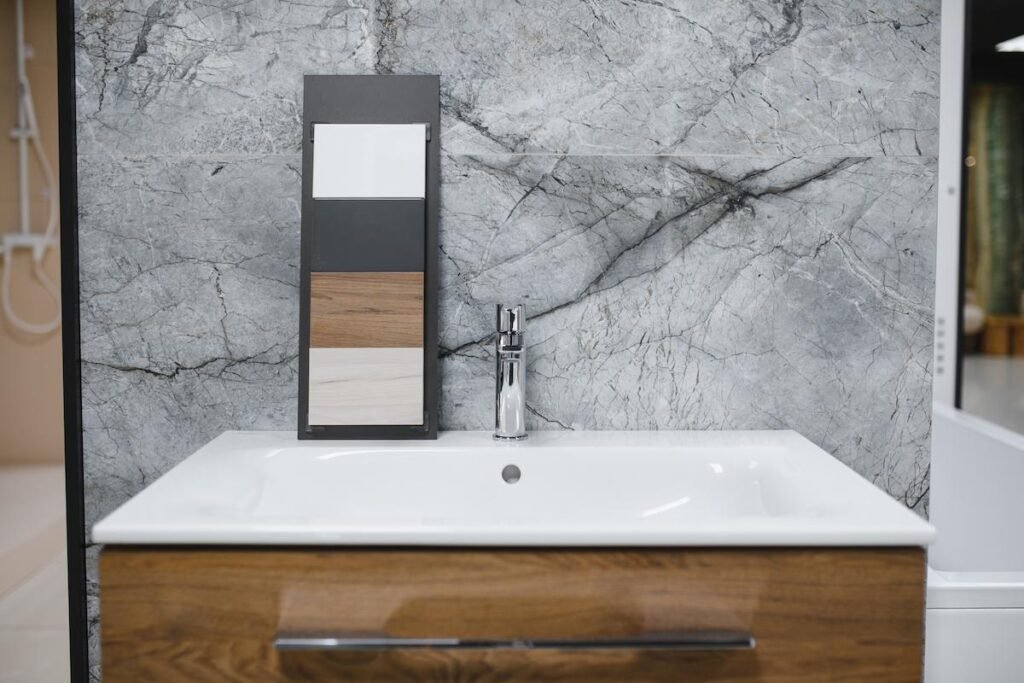 Los mejores materiales para baños en Florida: qué resiste humedad, moho y agua dura 7 Qué materiales sí convienen para piso y muros húmedos