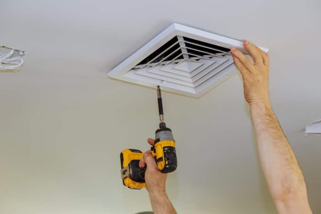 Los mejores materiales para baños en Florida: qué resiste humedad, moho y agua dura 13 Ventilación: nunca al ático, sí al exterior