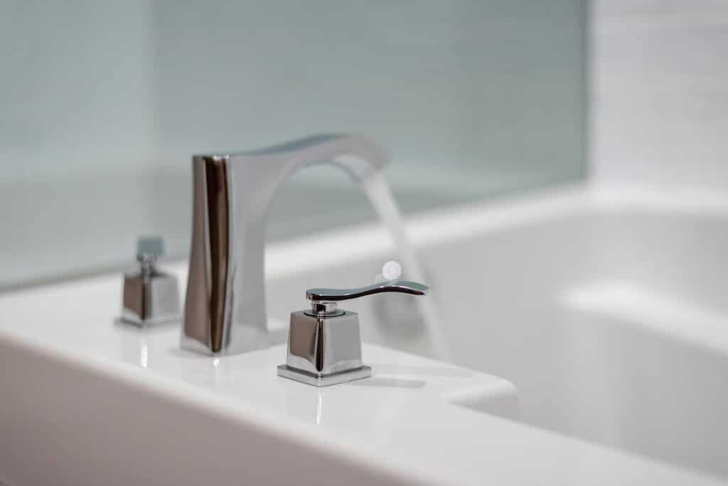 Los mejores materiales para baños en Florida: qué resiste humedad, moho y agua dura 11 Grifería y sanitarios: prioriza desempeño en agua dura