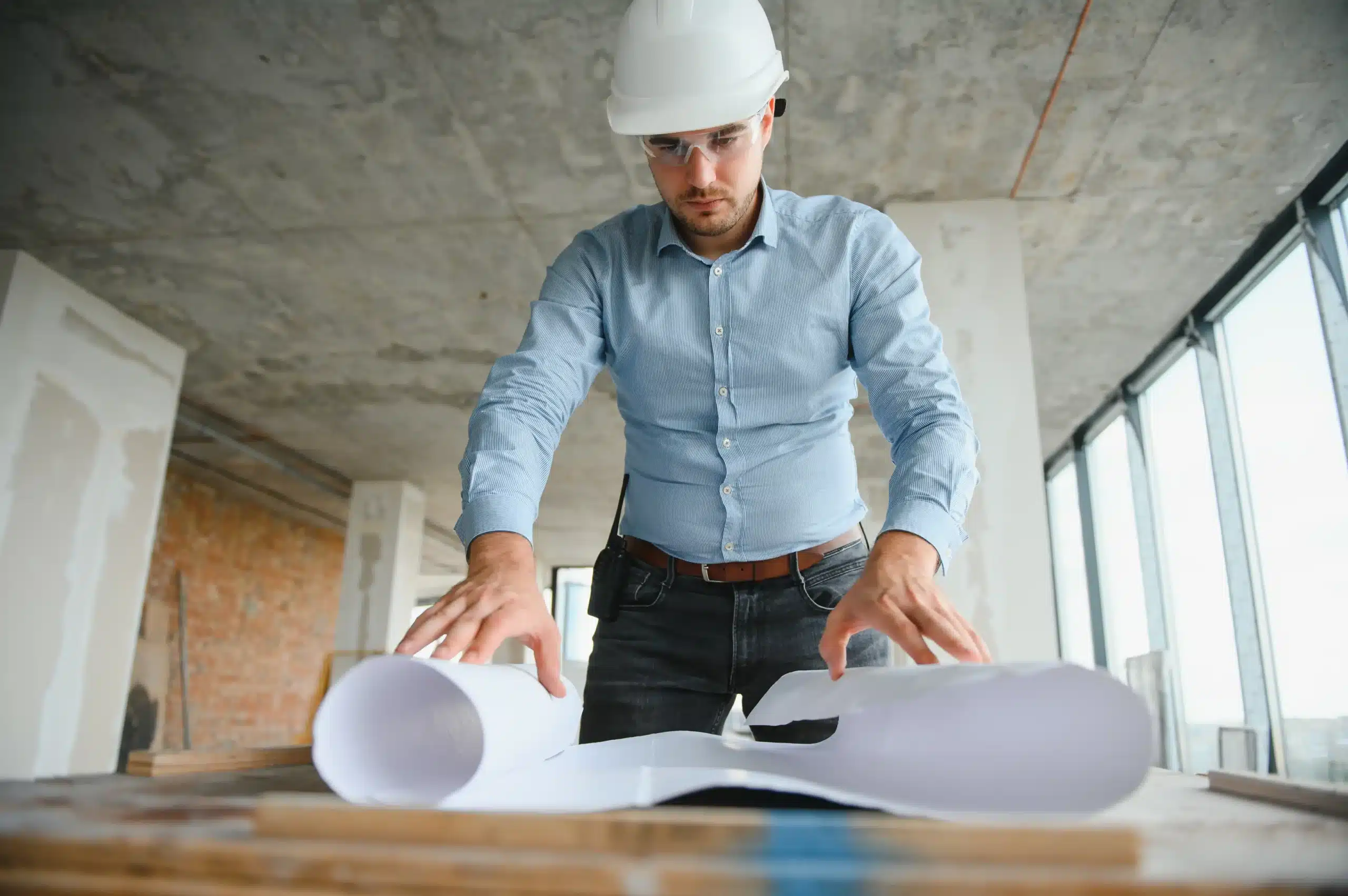 Representante del Propietario en Miami: 3 razones críticas para contratarlo antes de remodelar 5 engineer examines blueprints in new construction s 2026 01 09 00 27 33 utc scaled