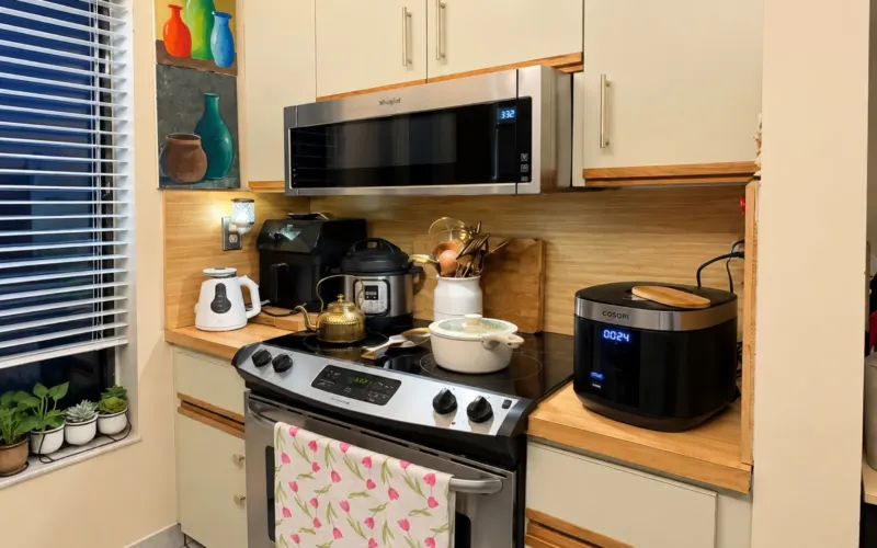 Antes: zona de la estufa con gabinetes y countertops antiguos