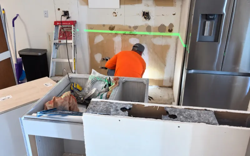 Durante la obra: preparación de la pared y de las conexiones