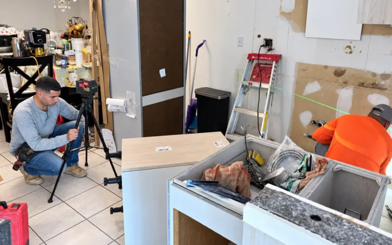 Durante la obra: nivelación con láser antes de instalar los gabinetes