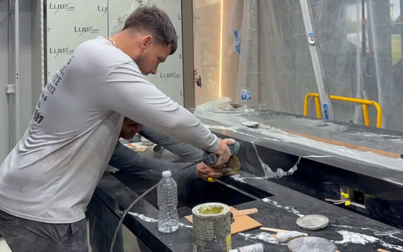 Durante la obra: pulido del countertop en el fregadero de la isla