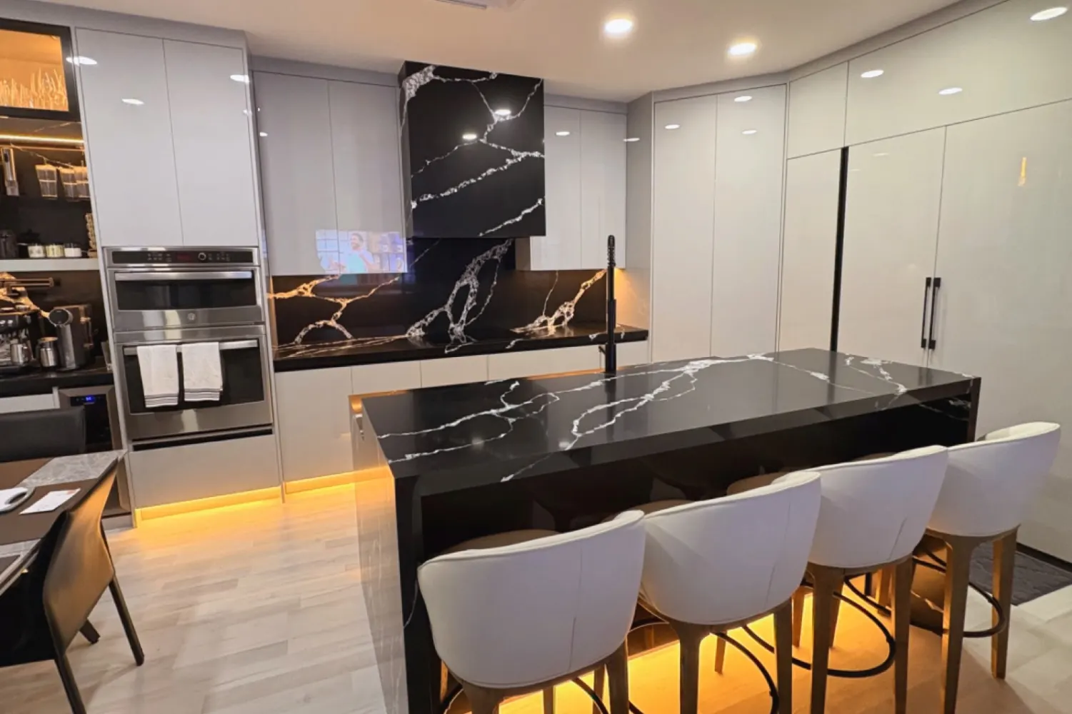 Cocina con isla en negro veteado y blanco, Homestead, FL