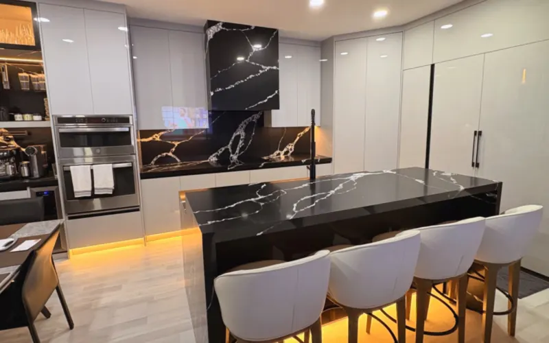 Cocina con isla en negro veteado y blanco, Homestead, FL