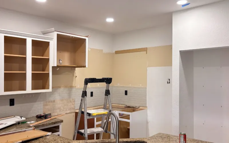 Durante la obra: retiro de los gabinetes y del backsplash anteriores