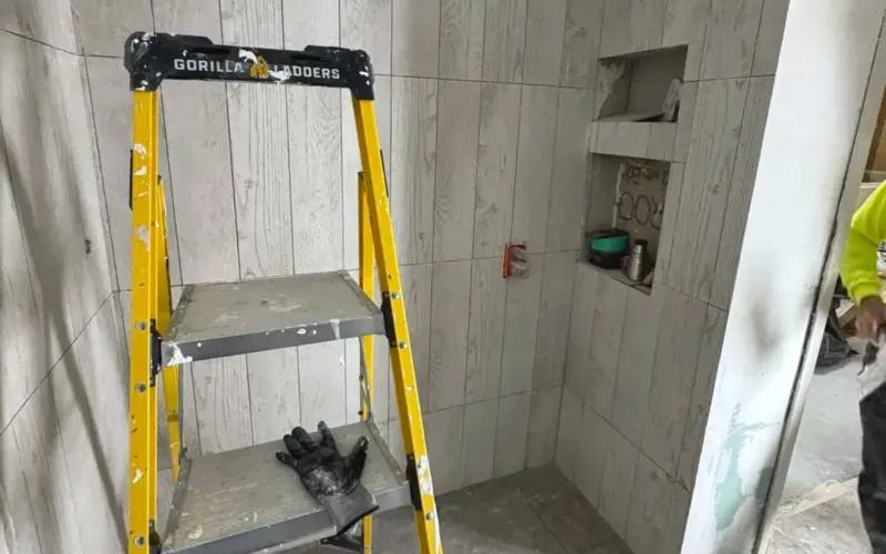 During the work: shower tile with a built-in niche