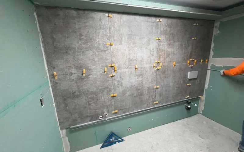 During the work: installing the concrete-look wall tile