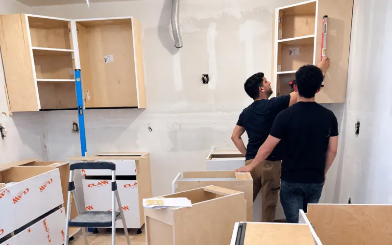 During the work: leveling the upper cabinets