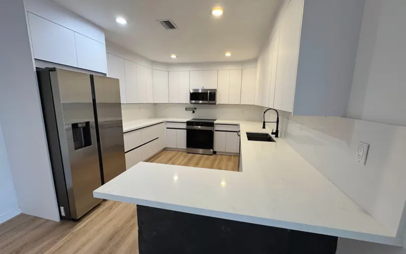 Cocina blanca en U, Westchester, Miami