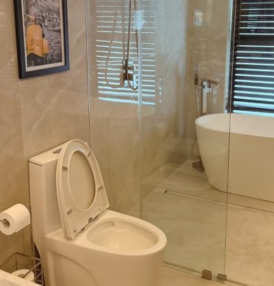 Remodelación Contemporánea de Baños en Calle 8